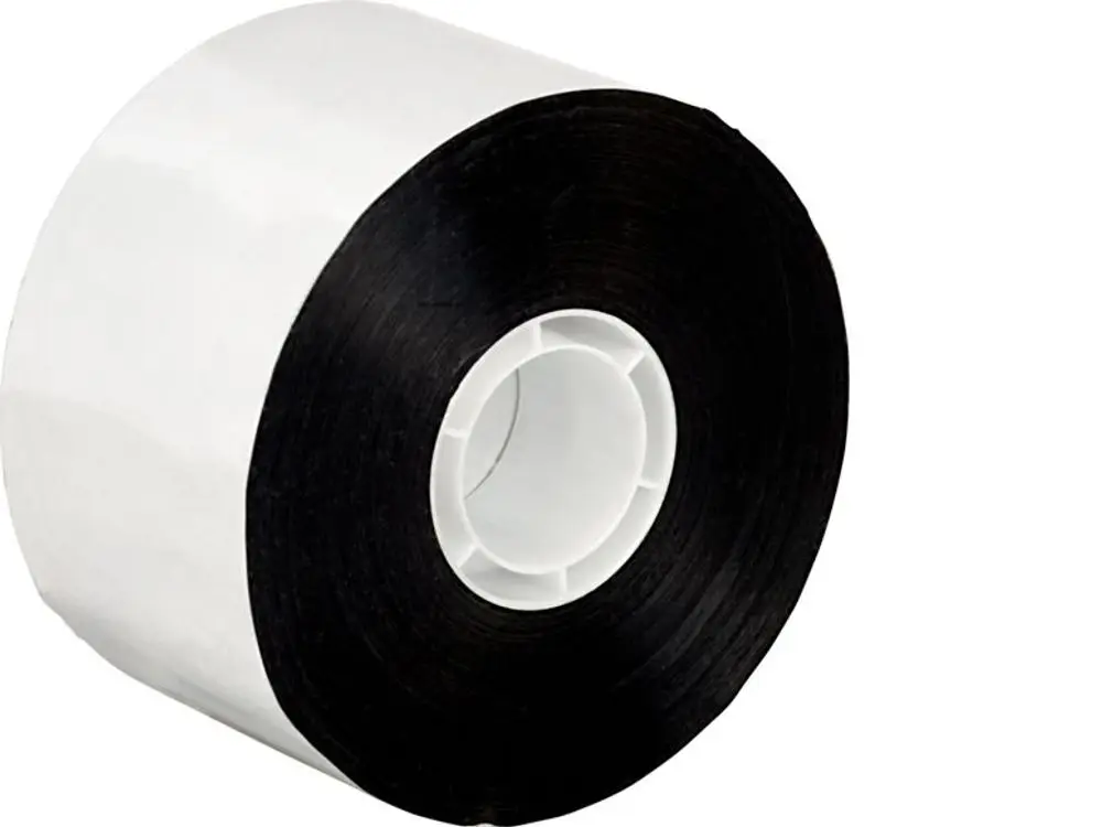 Nahaufnahme einer Rolle schwarzes Klebeband mit weißer Schutzschicht auf einer weißen Spule.